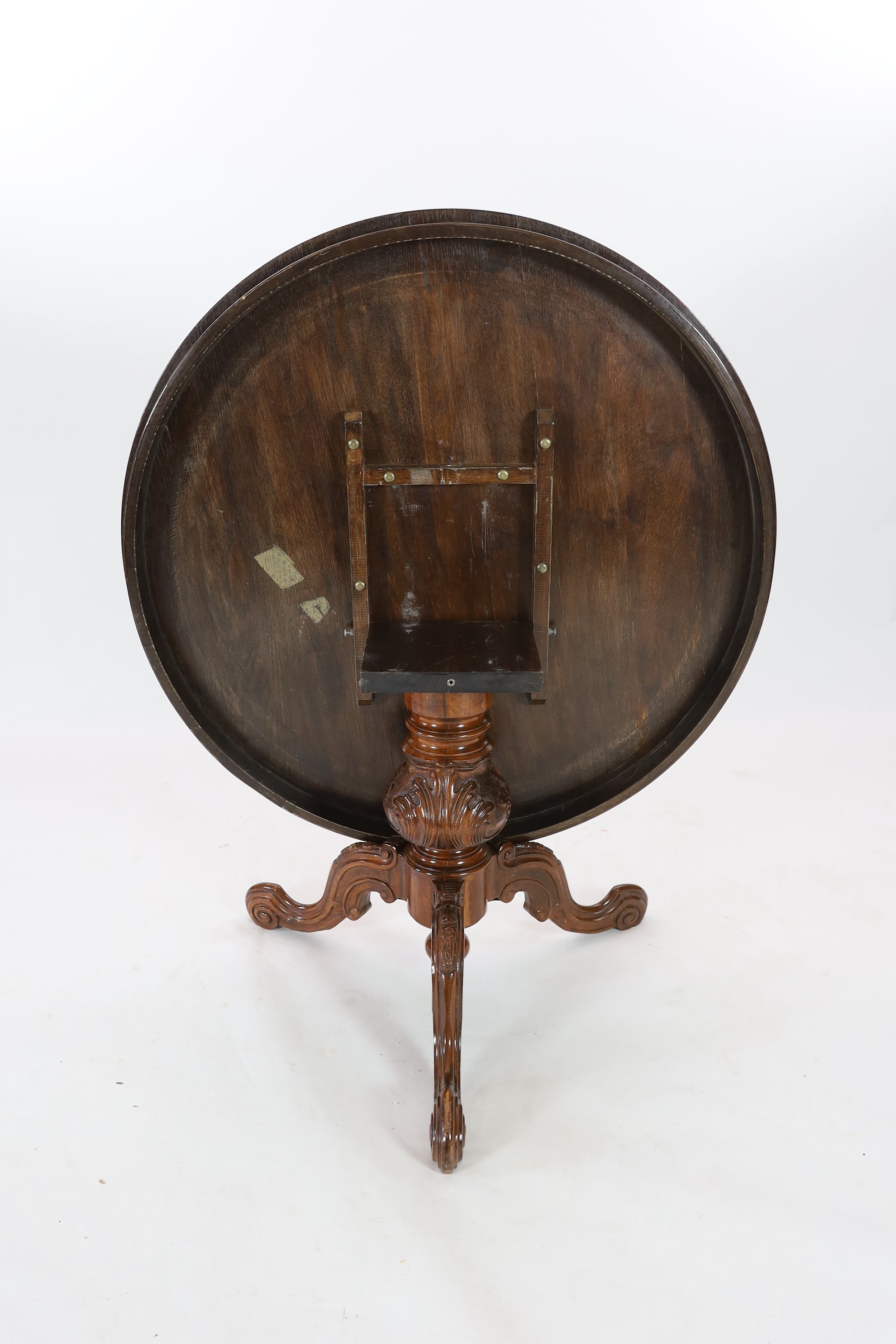 A Victorian-style walnut and marquetry breakfast table Diameter 129 cm. Height 80 cm.